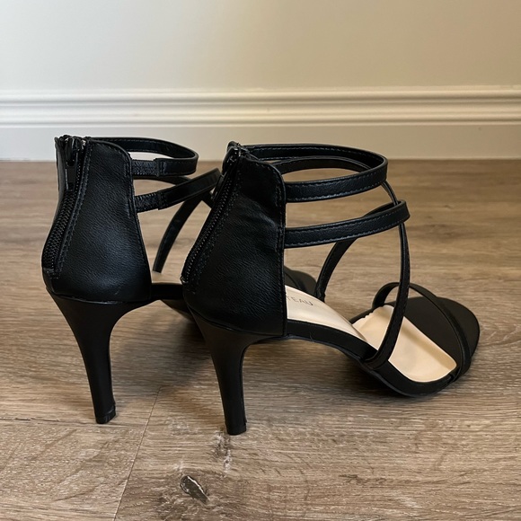 NWOT Le Chateau Strappy Black Heels size 37.5 - Picture 3 of 3